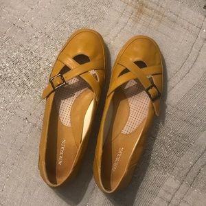 New mustard flats aerosoles